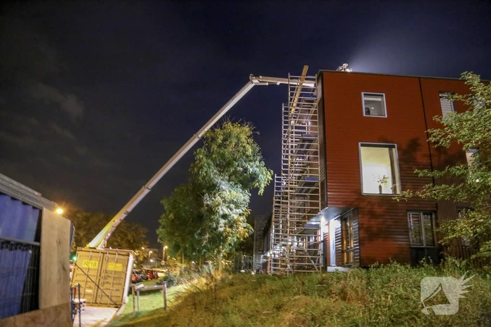 Grote zoekactie naar jongens op dak woonblok