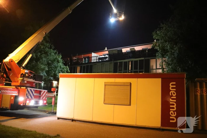 Grote zoekactie naar jongens op dak woonblok