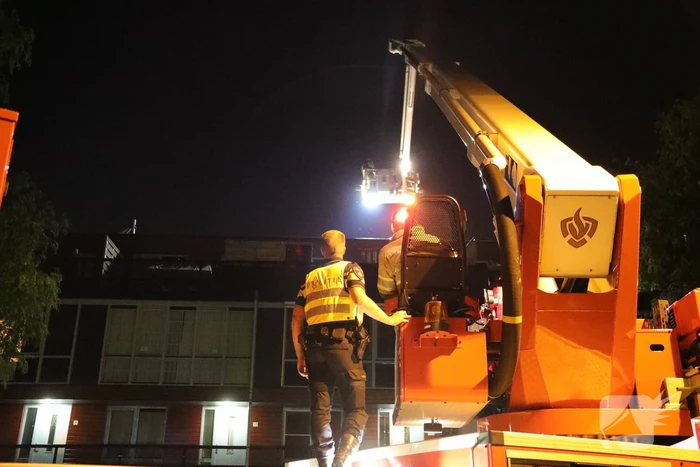 Grote zoekactie naar jongens op dak woonblok