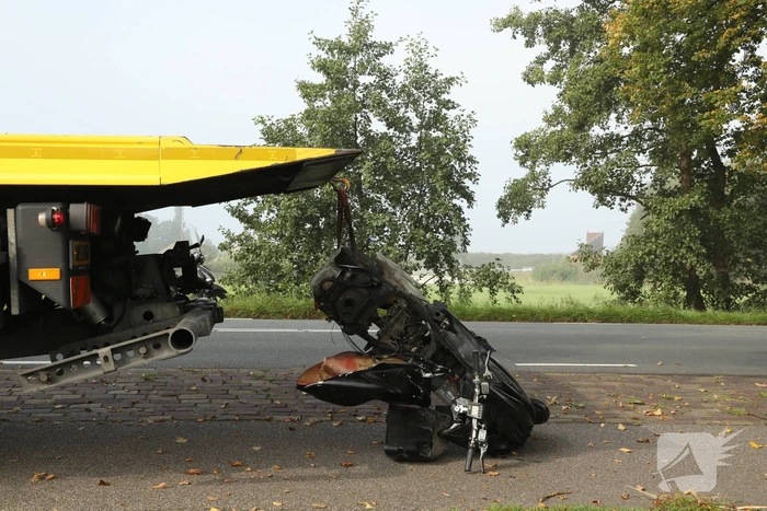 Bromfietsrijder knalt droge sloot in