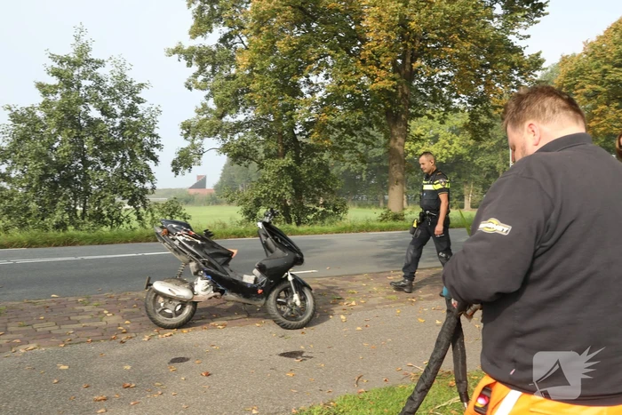 Bromfietsrijder knalt droge sloot in