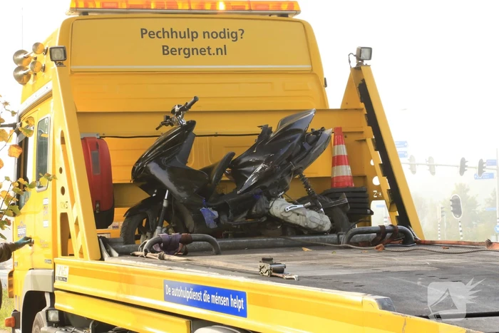 Bromfietsrijder knalt droge sloot in