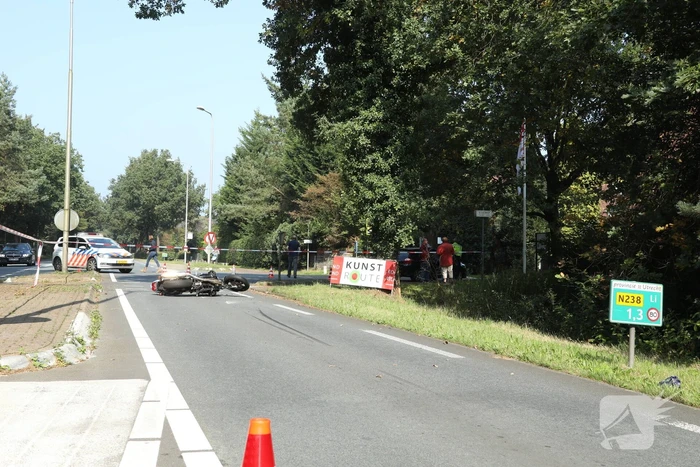 Motor botst op afremmende auto