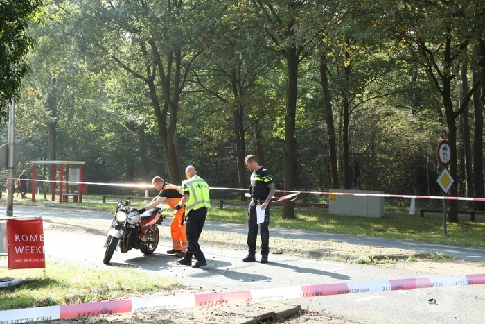 Motor botst op afremmende auto