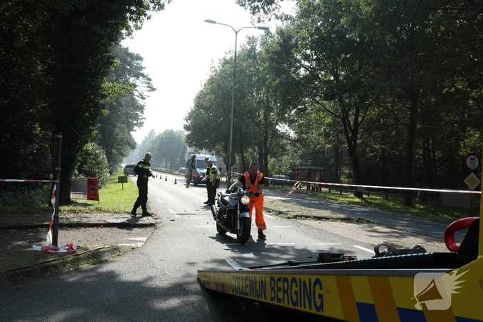 Motor botst op afremmende auto