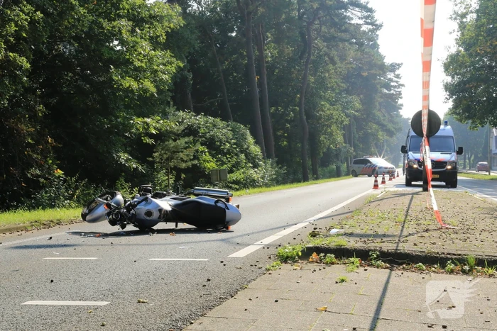 Motor botst op afremmende auto