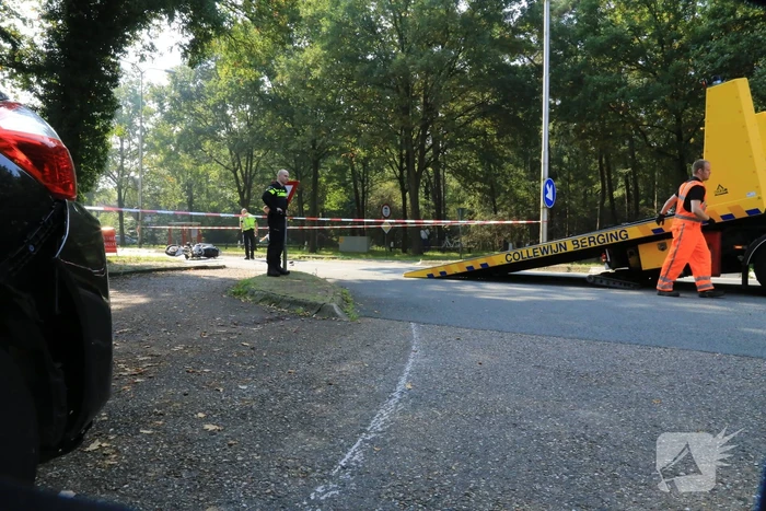 Motor botst op afremmende auto