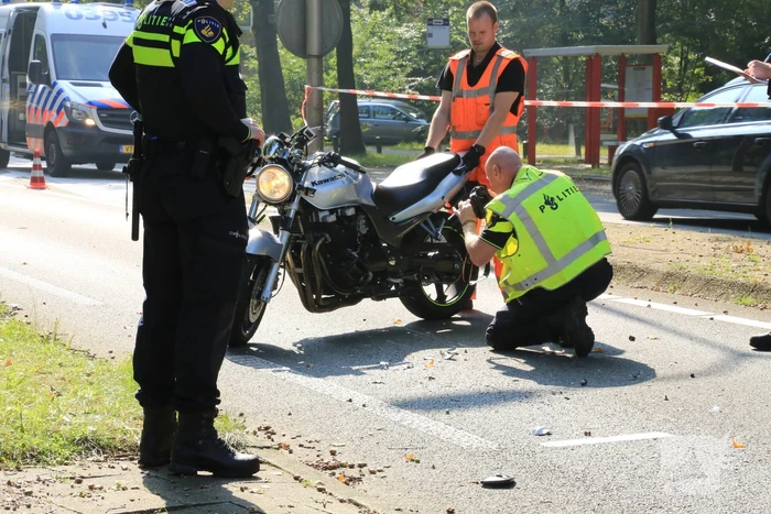Motor botst op afremmende auto