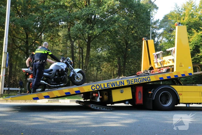 Motor botst op afremmende auto