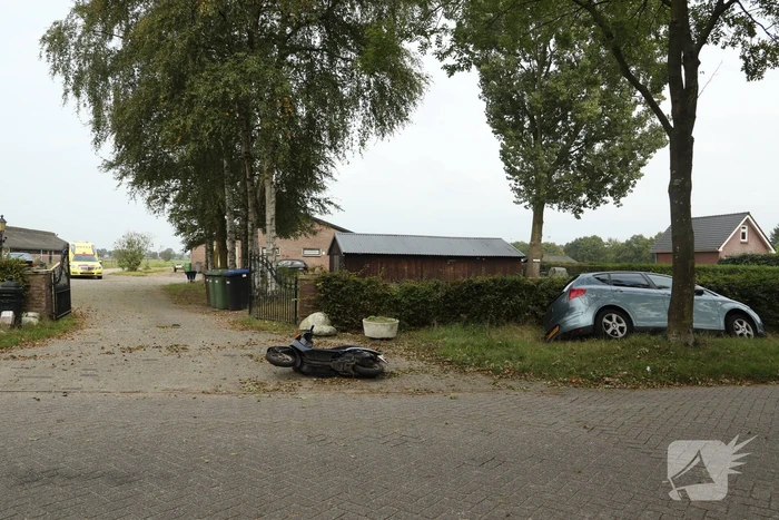 Auto belandt in droge sloot na botsing met brommer