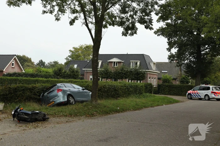 Auto belandt in droge sloot na botsing met brommer
