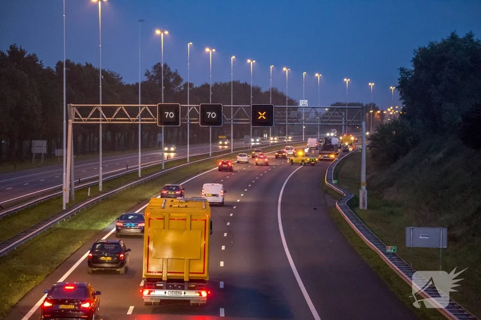 Flinke schade bij botsing tussen vrachtwagen en personenauto