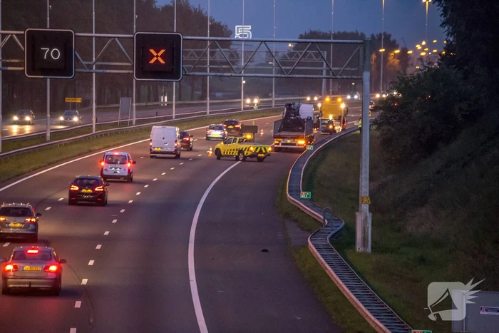 Flinke schade bij botsing tussen vrachtwagen en personenauto