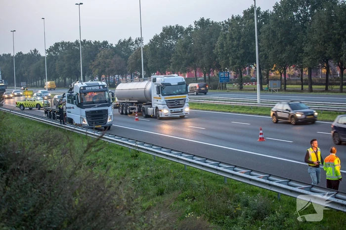 Flinke schade bij botsing tussen vrachtwagen en personenauto