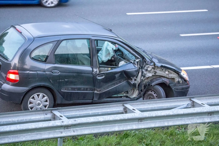 Flinke schade bij botsing tussen vrachtwagen en personenauto