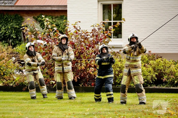 Weg afgesloten door vallende takken