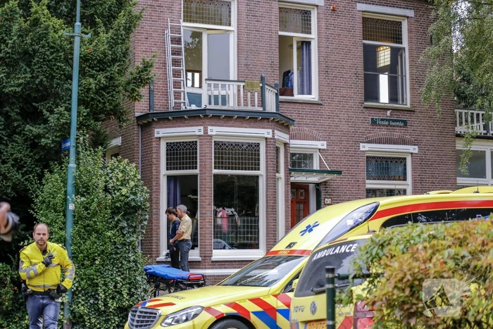 Persoon valt van balkon