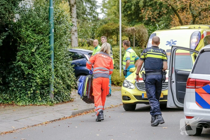 Persoon valt van balkon