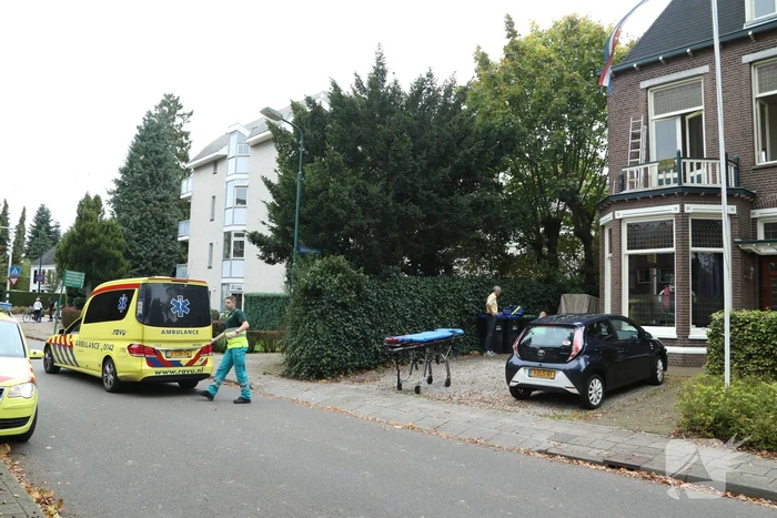 Persoon valt van balkon