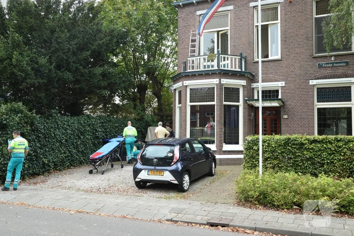 Persoon valt van balkon
