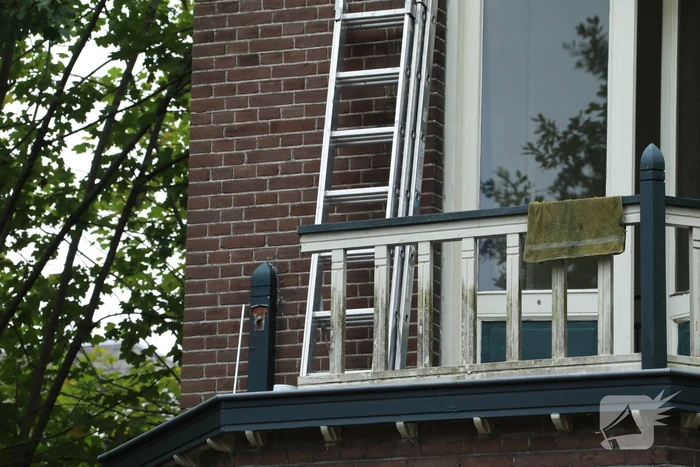 Persoon valt van balkon