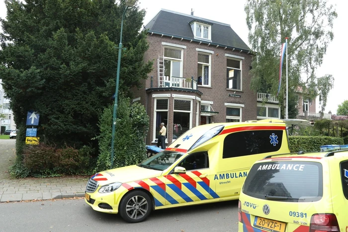 Persoon valt van balkon