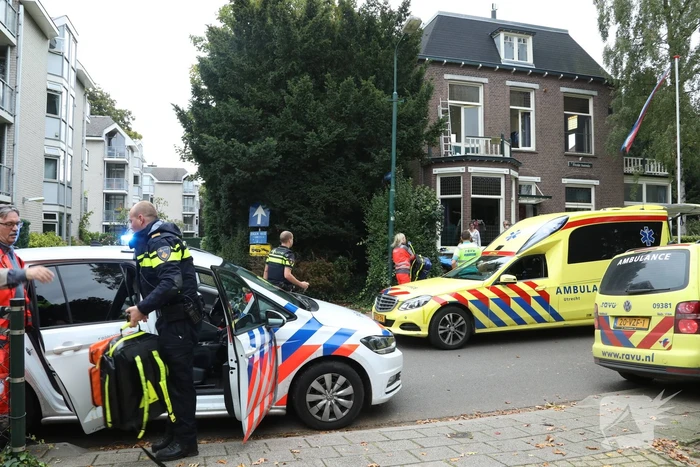 Persoon valt van balkon
