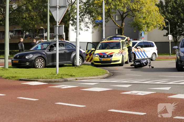 Scooterrijder gewond na botsing met auto