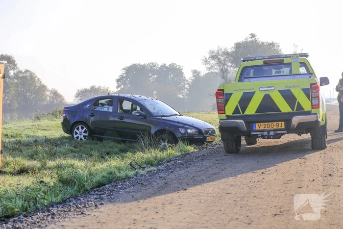 Voorbijgangers zien auto te water