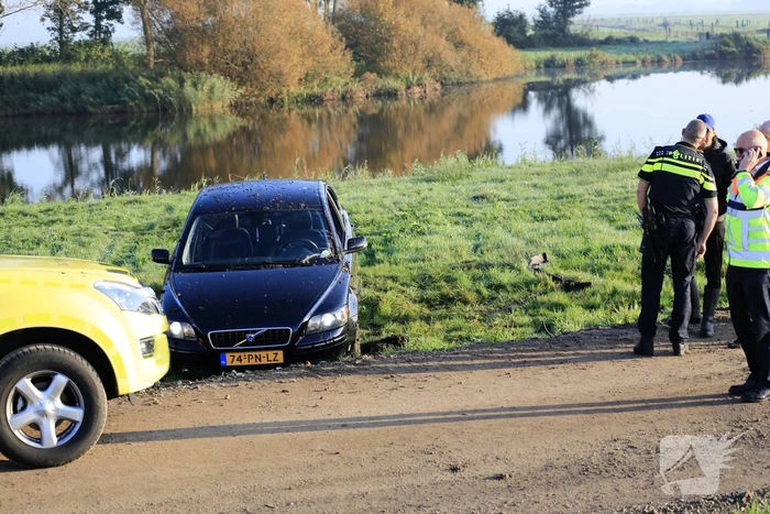 Voorbijgangers zien auto te water