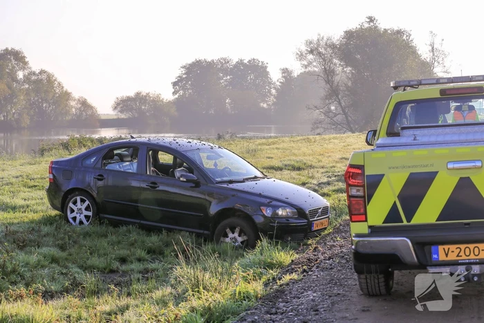 Voorbijgangers zien auto te water