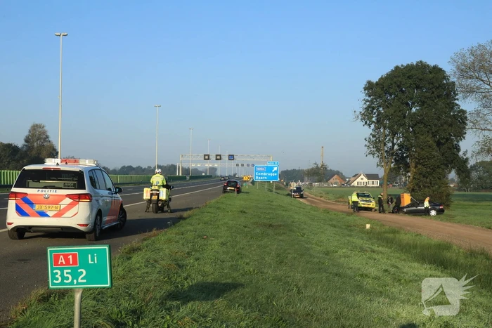 Voorbijgangers zien auto te water