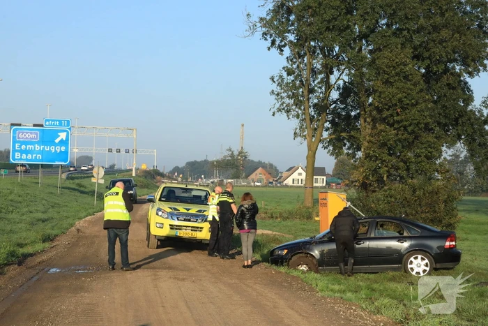 Voorbijgangers zien auto te water