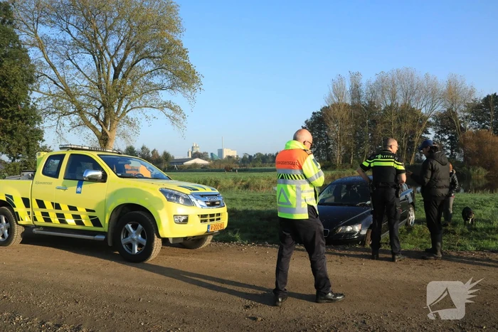 Voorbijgangers zien auto te water