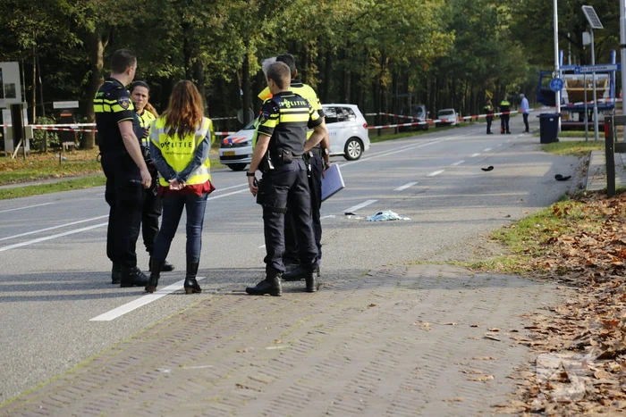 Vrachtwagen schept voetganger