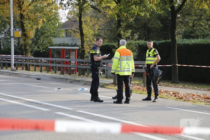 Vrachtwagen schept voetganger