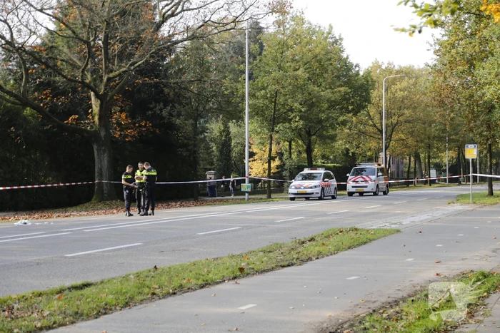 Vrachtwagen schept voetganger