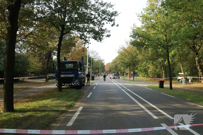 Vrachtwagen schept voetganger
