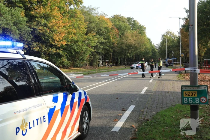 Vrachtwagen schept voetganger