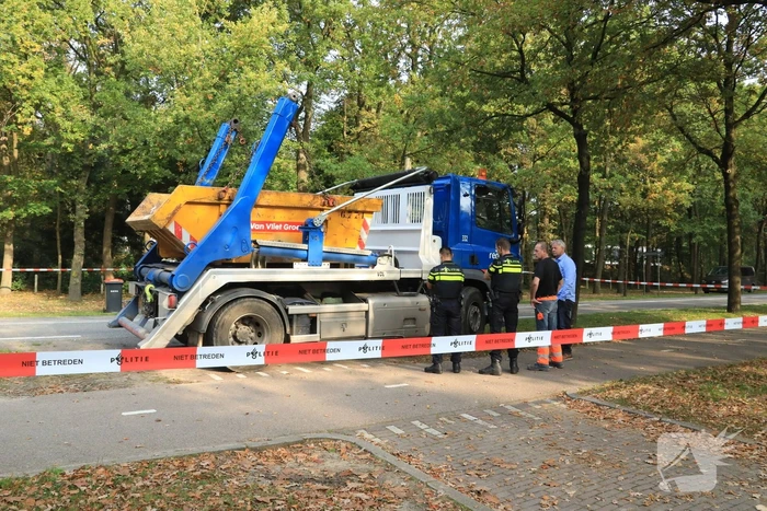 Vrachtwagen schept voetganger