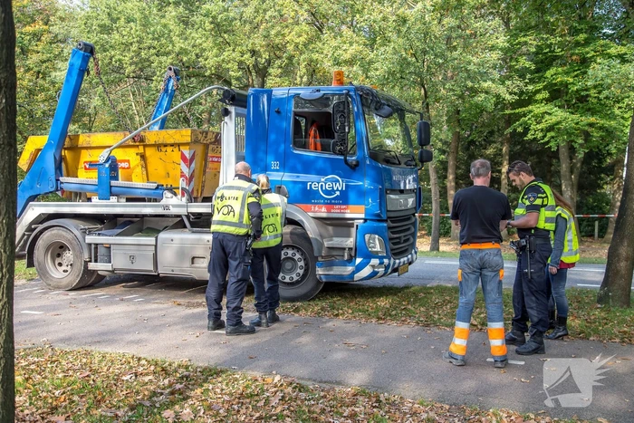 Vrachtwagen schept voetganger