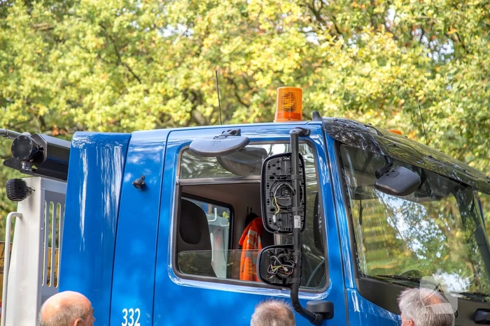 Vrachtwagen schept voetganger