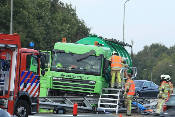 Vrachtwagen belandt in vangrail