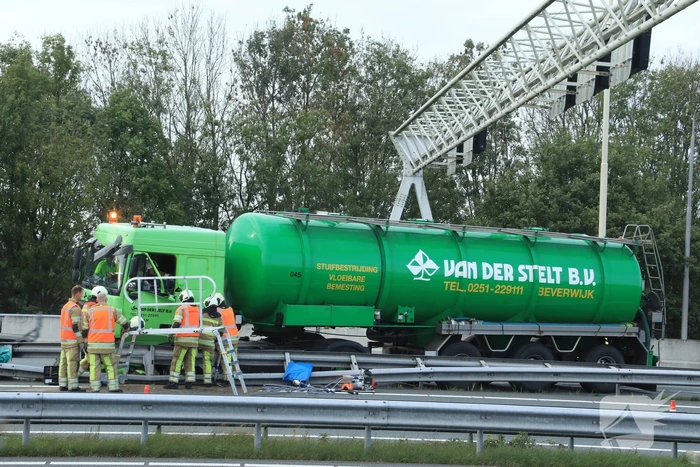 Vrachtwagen belandt in vangrail