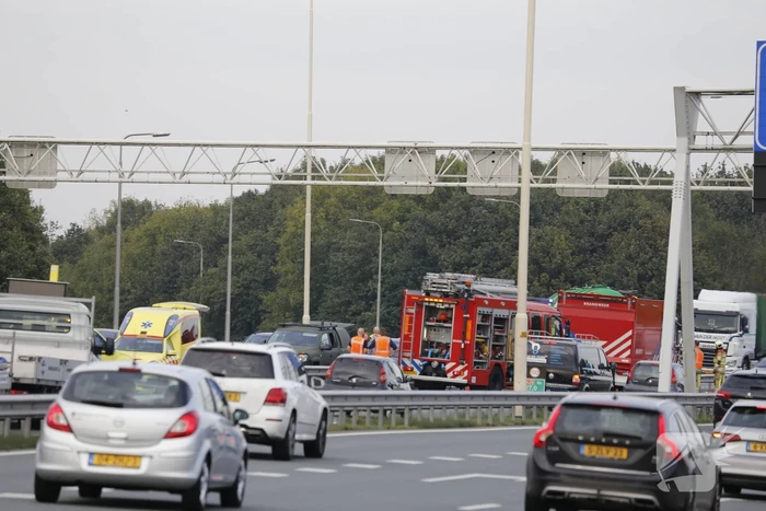 Vrachtwagen belandt in vangrail