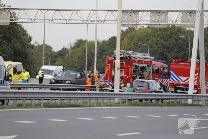 Vrachtwagen belandt in vangrail