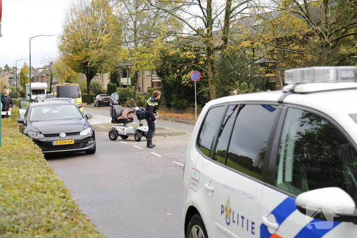 Scootmobiel botst tegen auto