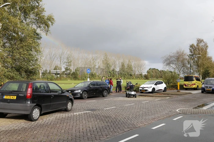 Scootmobiel botst tegen auto