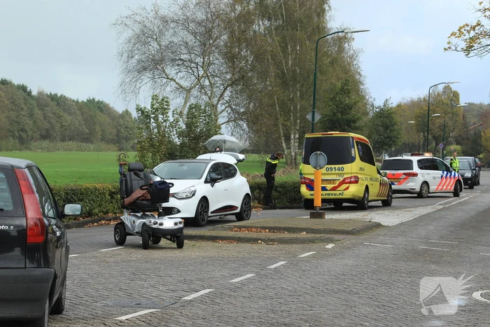 Scootmobiel botst tegen auto