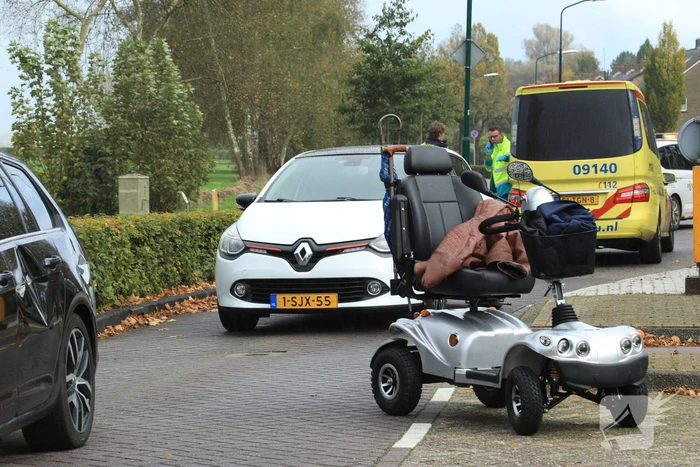 Scootmobiel botst tegen auto